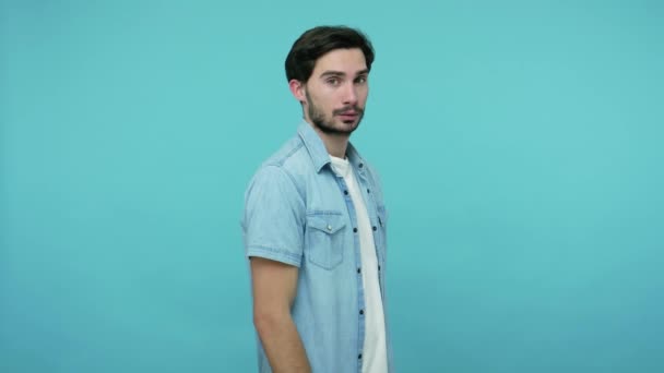 Kot Pantolonlu Sakallı Mutlu Genç Adam Kameraya Doğru Dönüyor Gülümsüyor — Stok video