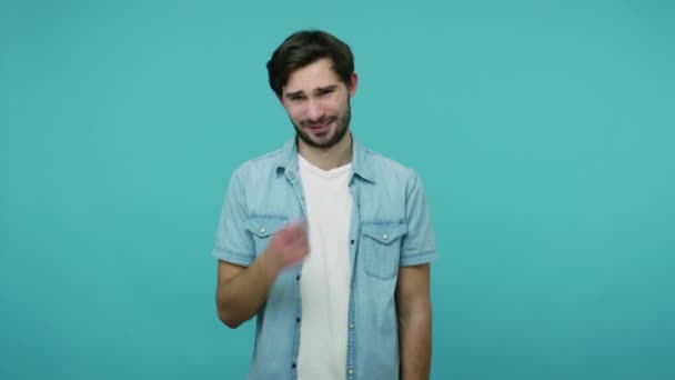 Kłamiesz Brodaty Facet Jeansowej Koszuli Dotykający Nosa Palcem Gestykulujący Kłamstwo — Wideo stockowe