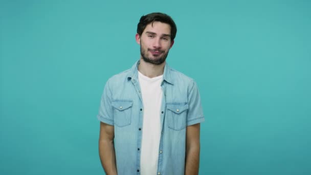 Jsem Ambiciózní Sebevědomý Muž Džínové Košili Ukazuje Sám Sebe Dívá — Stock video