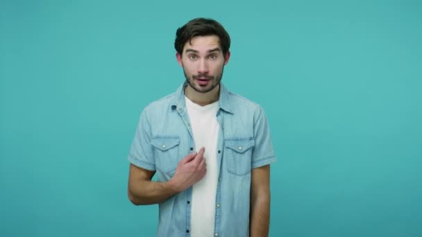 Ena Sou Bonito Cara Positivo Camisa Jeans Apontando Olhando Redor — Vídeo de Stock