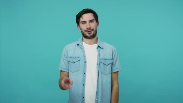Joyeux Barbu Jeans Chemise Souriant Joyeusement Caméra Montrant Double Signe — Video