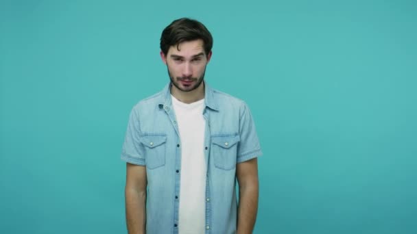 Fotografia Cameraman Barbudo Cara Camisa Jeans Olhando Através Moldura Fotos — Vídeo de Stock