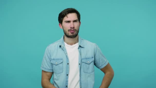 Een Komische Man Met Een Baard Een Jeans Shirt Die — Stockvideo