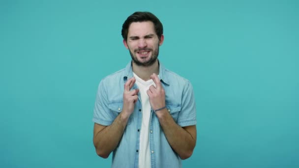 Een Man Met Een Baard Vol Hoop Die Met Zijn — Stockvideo