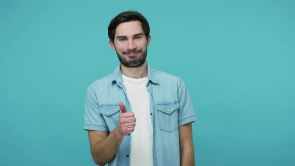 Alegre Satisfeito Barbudo Cara Jeans Camisa Sorrindo Satisfeito Mostrando Polegares — Vídeo de Stock