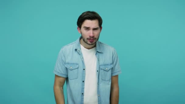 Jonge Nieuwsgierige Man Jeans Shirt Houdt Palm Ogen Zoek Naar — Stockvideo