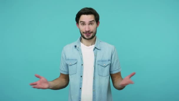 Amiable Tipo Coração Barbudo Cara Camisa Jeans Sorrindo Oferecendo Tudo — Vídeo de Stock