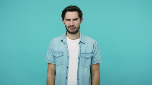Nespokojenej Vousáč Džínové Košili Štípe Nos Zadržuje Dech Vyjadřuje Znechucení — Stock video