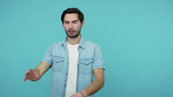 Blinde Ongelukkig Bebaarde Man Jeans Shirt Raakt Lucht Zoeken Obstakels — Stockvideo