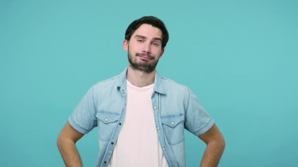 Otrávený Vyčerpaný Vousáč Džínové Košili Cítil Nezaujatý Unavený Nudnými Řečmi — Stock video