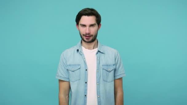 Kom Hier Vrolijke Vriendelijke Knappe Bebaarde Man Jeans Shirt Roepen — Stockvideo