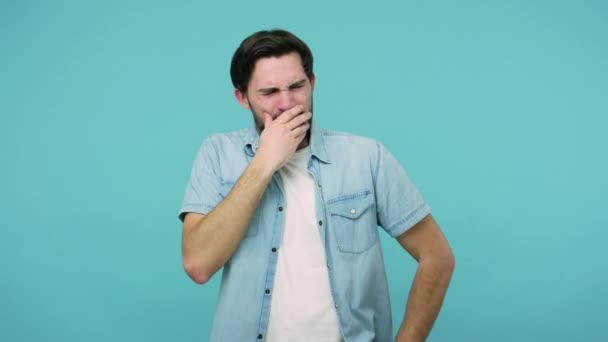 Vyčerpaný Zaměstnanec Rozrušený Vousatý Muž Džínové Košili Zívající Zakrývající Ústa — Stock video