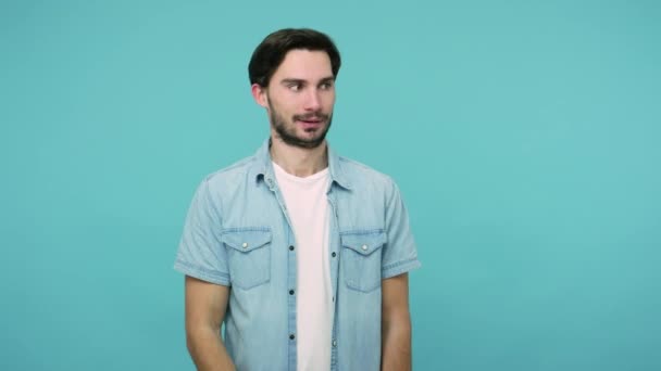 Olha Para Publicidade Engraçado Sorrir Barbudo Cara Camisa Jeans Apontando — Vídeo de Stock