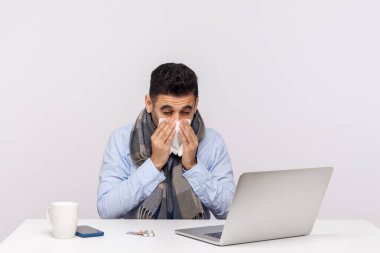 Grip hastası bir erkek çalışanın doku içinde hapşırması, kendini kötü hissetmesi, koronavirüs enfeksiyonu riski, bulaşıcı hastalık 2019-nCoV, grip salgını. Stüdyo çekimi beyaz arkaplanda izole edildi