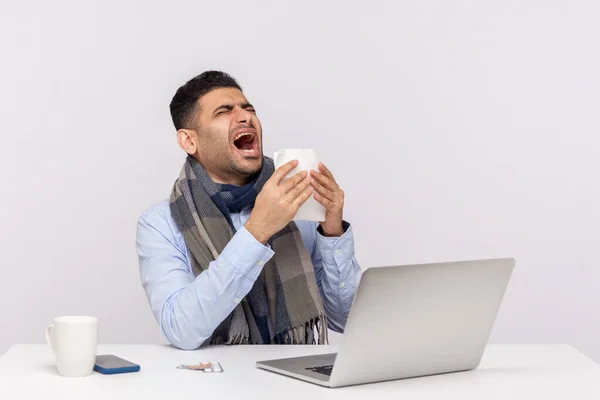 Empresario Enfermo Gripe Estornudando Tejido Sentado Oficina Sintiéndose Mal Riesgo — Foto de Stock