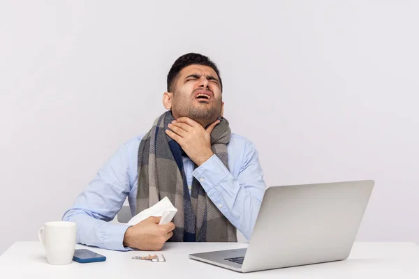 Boğazı Ağrıyan Kendini Iyi Hissetmeyen Grip Hastası Işadamı Koronavirüs Enfeksiyonu — Stok fotoğraf