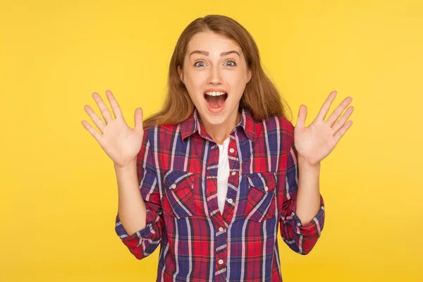 Uau Notícias Incríveis Retrato Menina Gengibre Satisfeito Chocado Camisa Quadriculada — Fotografia de Stock