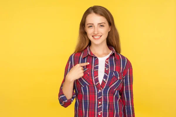 Este Sou Retrato Menina Gengibre Feliz Egoísta Camisa Quadriculada Apontando — Fotografia de Stock