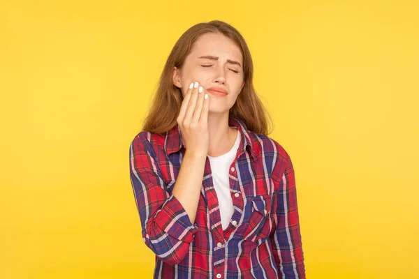 面颊酸痛 牙齿敏感或蛀坏等突发性疼痛的不健康女孩的画像 在黄色背景下隔离的演播室拍摄 — 图库照片
