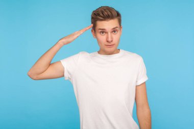 - Evet, efendim. Tişörtlü ciddi itaatkar bir adamın portresi. Tapınağın yanında kollarını sallayarak selam veriyor ve düzeni dikkatle dinliyor. Saygı ve sorumluluk dolu bir ifadeyle bakıyor. Kapalı stüdyo mavi arka plan çekti