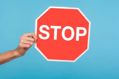 Erkek el ele tutuşması dur işareti, kırmızı trafik işareti, sorunlar hakkında uyarı, yasaklama, inkar kavramı, gitmek yasaktır, yasaktır. Mavi arka planda kapalı stüdyo çekimleri