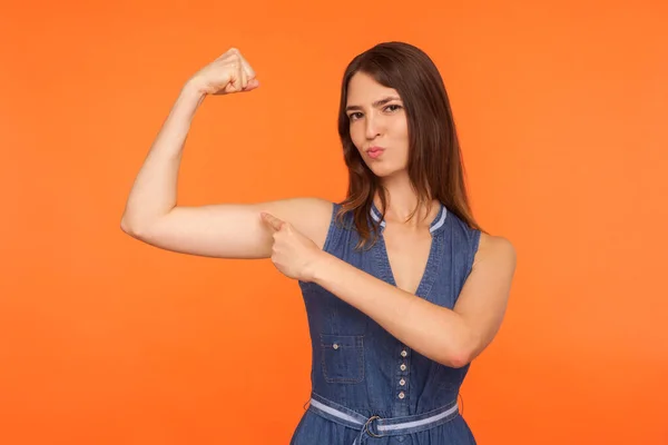 Jag Stark Och Självständig Självsäker Brunett Kvinna Som Pekar Biceps — Stockfoto