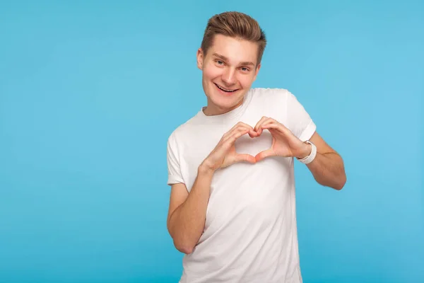 Amo Retrato Hombre Feliz Camiseta Blanca Expresando Sentimientos Con Gesto — Foto de Stock