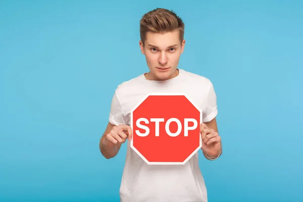 Porträt Eines Jungen Ernsten Mannes Weißem Shirt Mit Rotem Stoppschild — Stockfoto