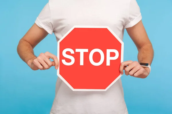 Primer Plano Del Hombre Camiseta Blanca Sosteniendo Símbolo Stop Las — Foto de Stock