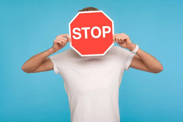 Porträtt Okänd Man Vit Shirt Täcker Ansiktet Med Stop Symbol — Stockfoto