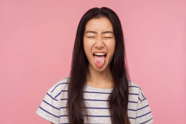 Çizgili Tişörtle Uzun Saçlı Komik Bir Kızın Portresi Dilini Gösteriyor — Stok fotoğraf