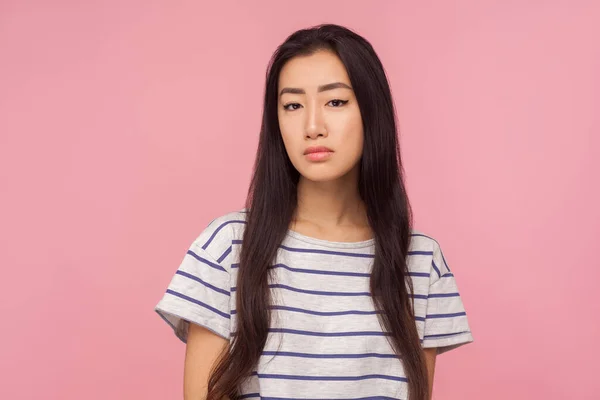Portret Van Een Zielig Onglimlachend Aziatisch Meisje Met Lang Haar — Stockfoto