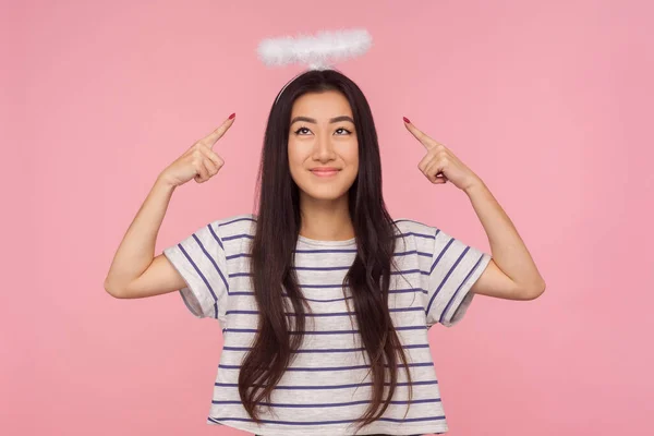 Portret Van Verlegen Bescheiden Aziatisch Meisje Met Lang Brunette Haar — Stockfoto
