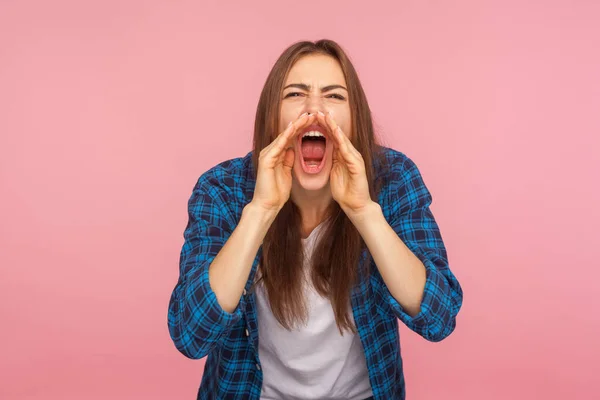 Uppmärksamhet Reklam Porträtt Flicka Rutig Skjorta Håller Händerna Nära Vidöppen — Stockfoto