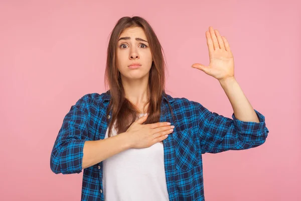 Juro Verdad Retrato Chica Con Camisa Cuadros Tratando Parecer Honesto —  Fotos de Stock