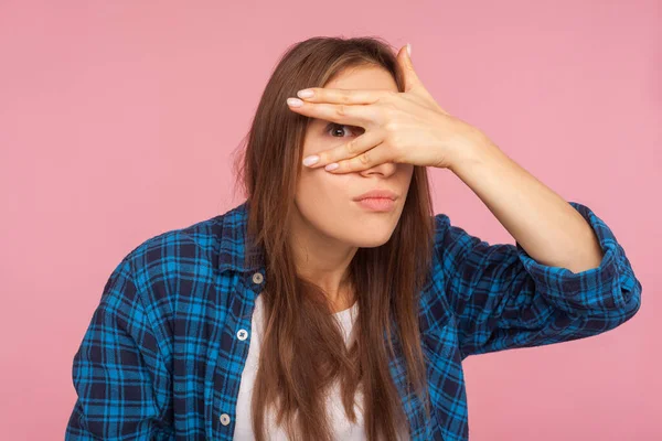 Porträtt Nyfiken Rolig Flicka Rutig Skjorta Kikar Genom Fingrarna Tittar — Stockfoto