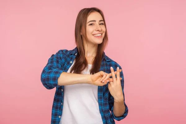 Tendencias Internet Retrato Encantadora Chica Feliz Camisa Cuadros Cruzando Los — Foto de Stock