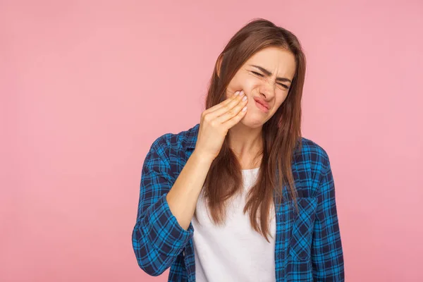 Dentes Sensíveis Retrato Menina Camisa Quadriculada Sofrendo Dor Dente Terrível — Fotografia de Stock