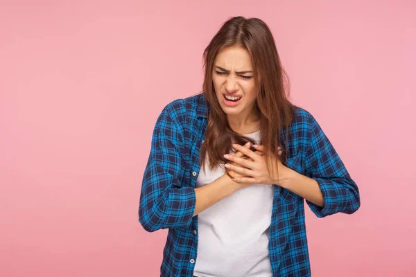 喷雾剂 穿着格子衬衫的忧心忡忡妇女的画像 患有突发性急性疼痛 心脏病和乳腺癌的风险 在粉红背景下隔离的室内拍摄 — 图库照片