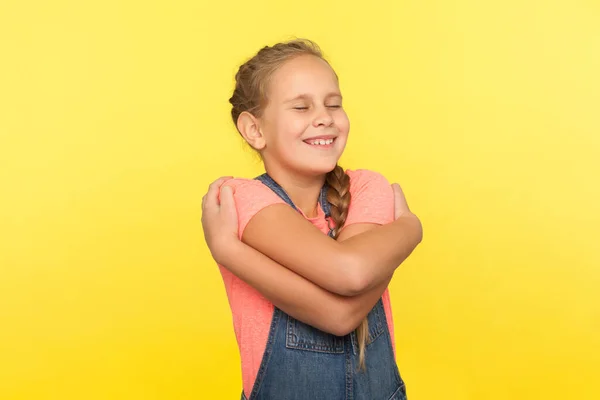 Kendini Kucaklayan Gülümseyen Kot Pantolonlu Mutlu Küçük Kız Portresi Kendini — Stok fotoğraf