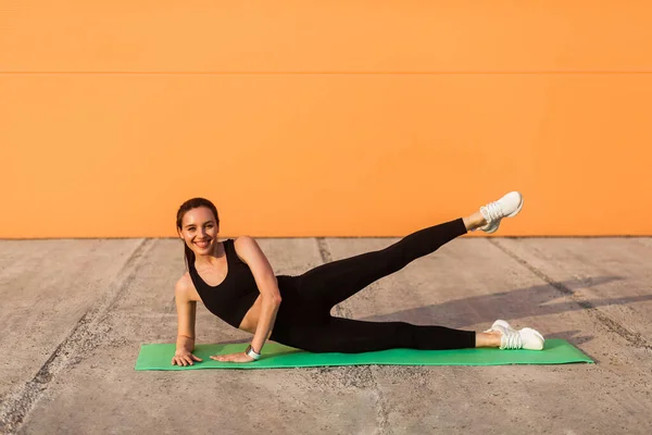 Menina Atlética Alegre Roupas Esportivas Apertadas Calças Pretas Top Praticando — Fotografia de Stock