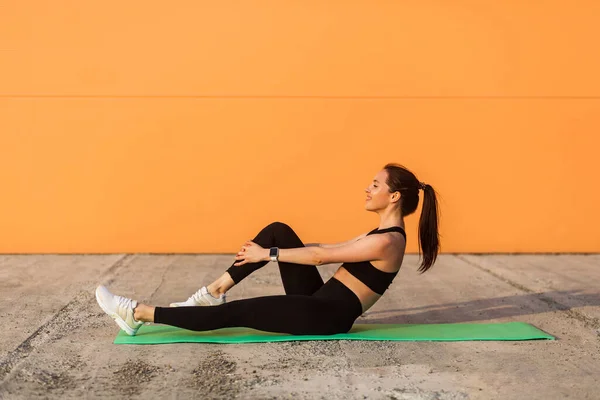 Felice Ragazza Atletica Sorridente Stretto Abbigliamento Sportivo Pantaloni Neri Top — Foto Stock