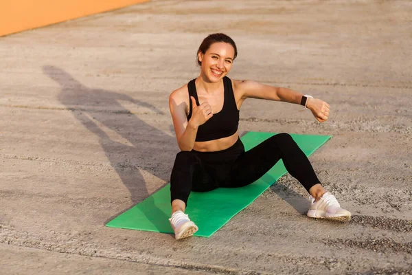 Gülümseyen Neşeli Atletik Kız Elinde Kol Saati Fitness Izleyicisi Hareketleriyle — Stok fotoğraf