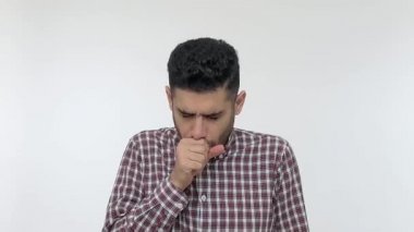 Grip hastası bir adam öksürüyor ve solunum yolu enfeksiyonunun yayılmasını önlemek için tıbbi maske takıyor, bulaşıcı koronavirüs hastalığı, 2019-ncov şanzımanı. Stüdyo çekimi beyaz arkaplanda izole edildi