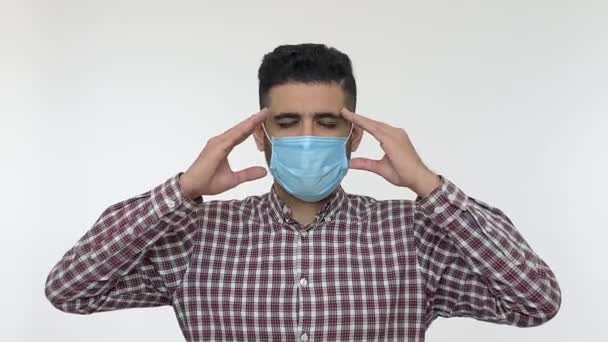 Больной Парень Медицинской Маске Страдает Сильной Головной Боли Мигрени Лихорадки — стоковое видео