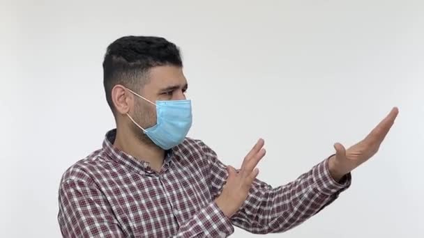 Προφίλ Του Ανθρώπου Που Φοράει Ιατρική Μάσκα Υψώνοντας Χέρια Δείχνει — Αρχείο Βίντεο