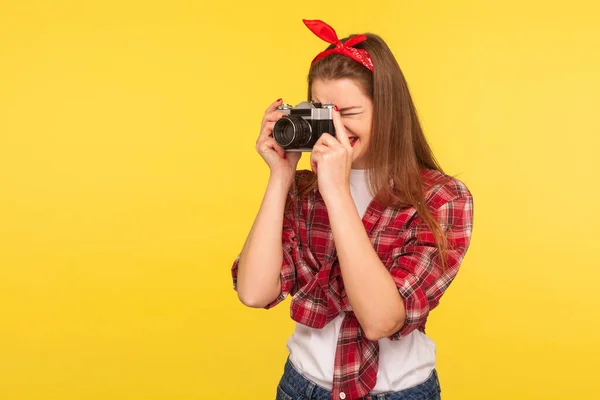 Retrato Menina Pinup Feliz Camisa Quadriculada Headband Tirar Foto Com — Fotografia de Stock