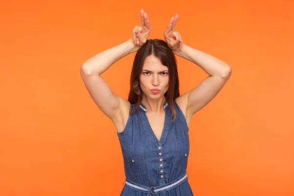 Kot Pantolon Giymiş Kızgın Esmer Kadın Boynuzlarını Gösteriyor Parmakları Kafasında — Stok fotoğraf