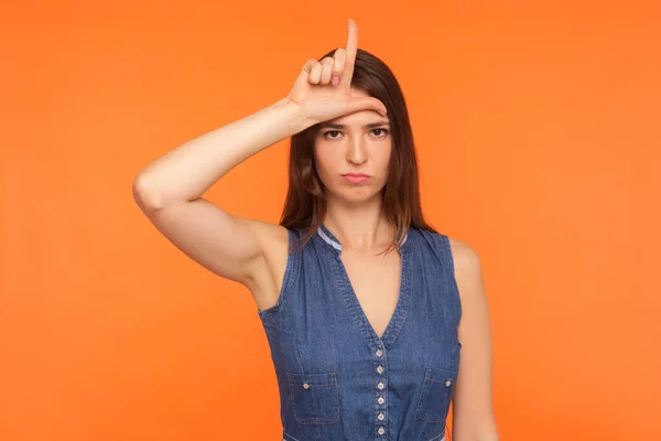 Missnöjd Kvinna Denim Klänning Visar Förlorare Gest Håller Tecken Pannan — Stockfoto