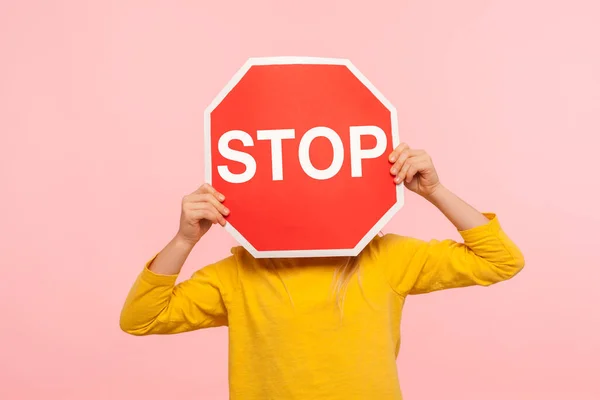 Enfant Méconnaissable Sweat Shirt Jaune Couvrant Visage Avec Symbole Stop — Photo